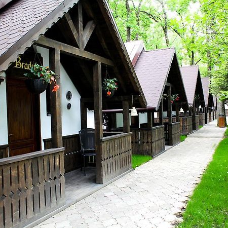 Cornul Vanatorului Bungalows Пітешть Екстер'єр фото