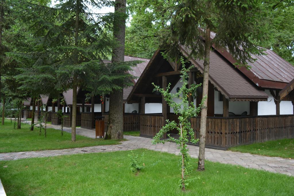 Cornul Vanatorului Bungalows Пітешть Екстер'єр фото